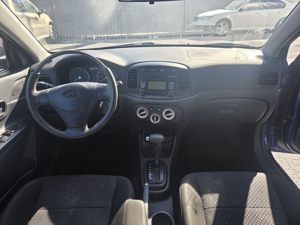 2010 Hyundai Accent Image 11