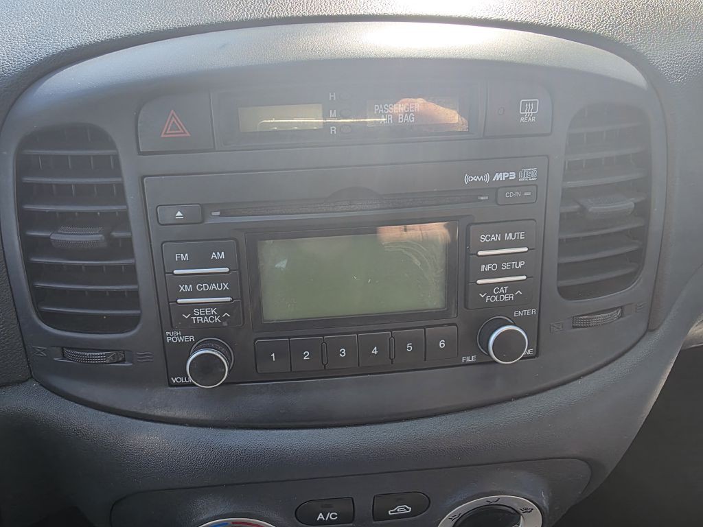 2010 Hyundai Accent Image 12