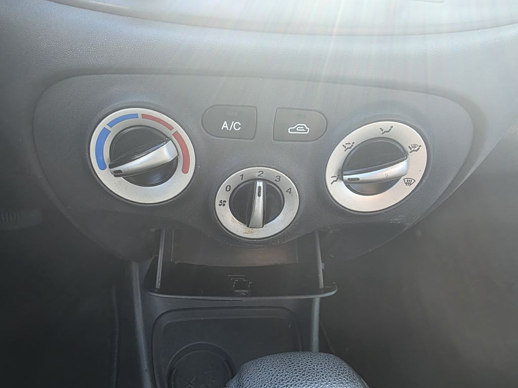 2010 Hyundai Accent Image 13