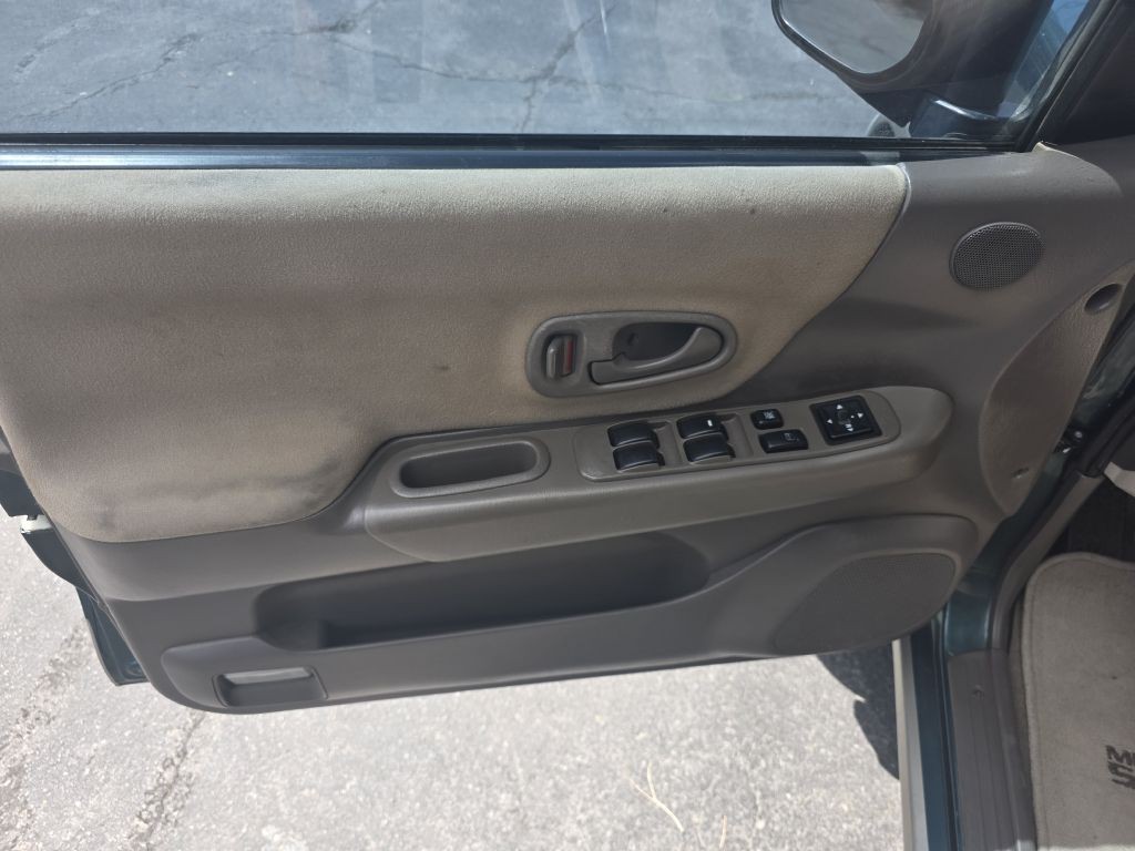 2003 Mitsubishi Montero Image 6