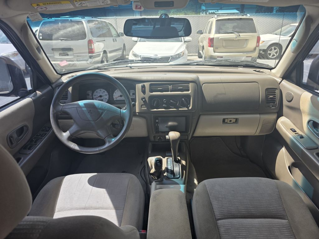 2003 Mitsubishi Montero Image 11