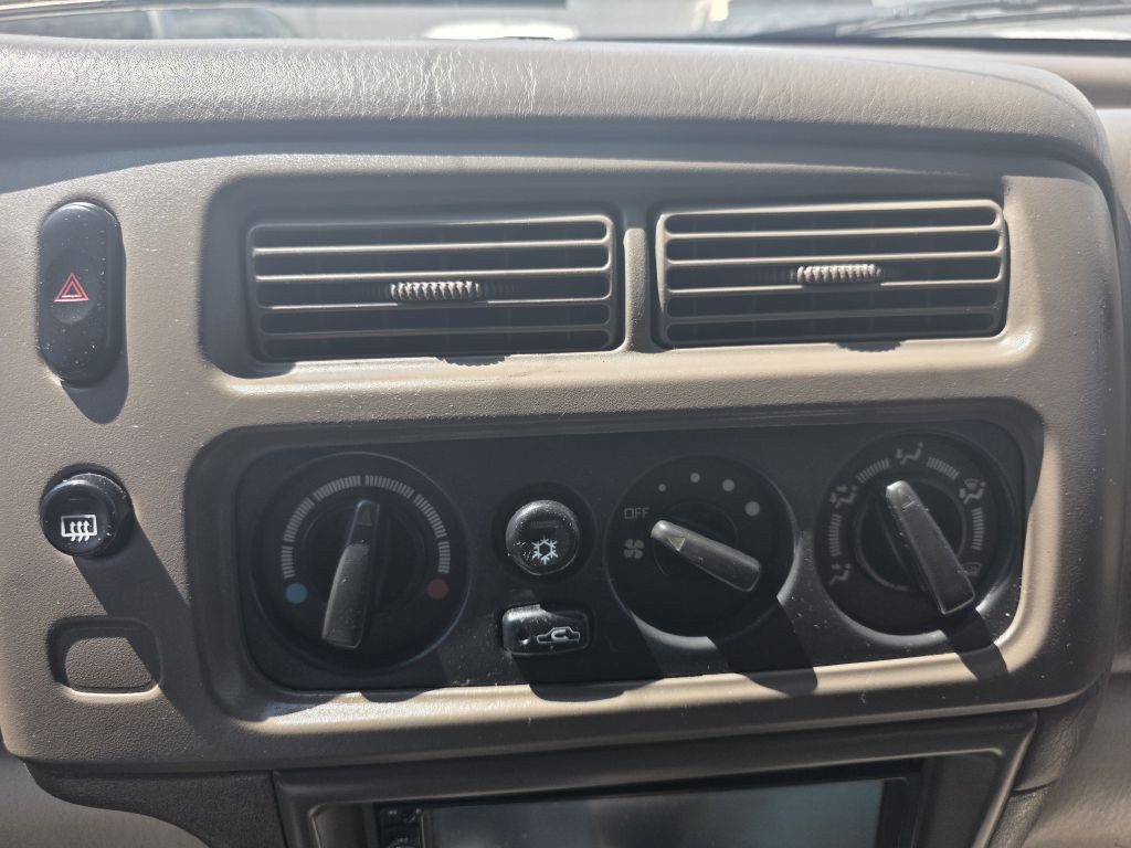 2003 Mitsubishi Montero Image 12