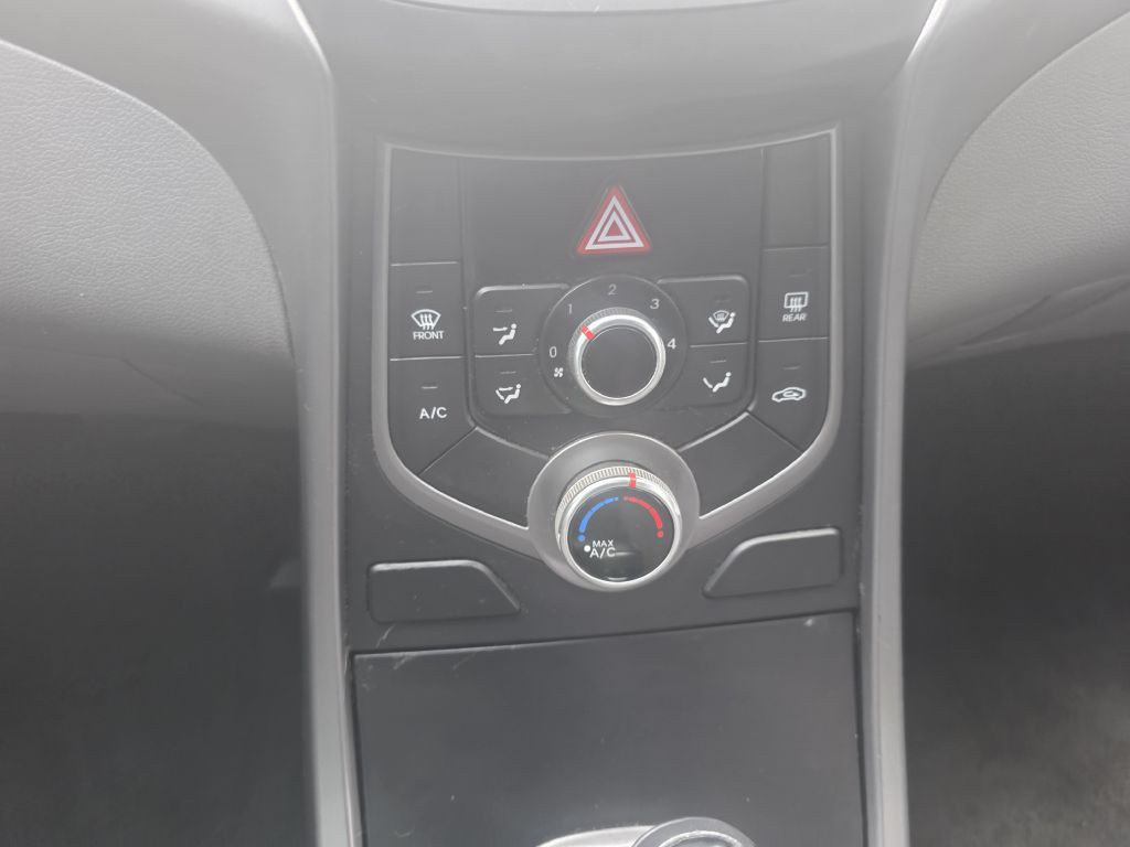 2016 Hyundai Elantra Image 13