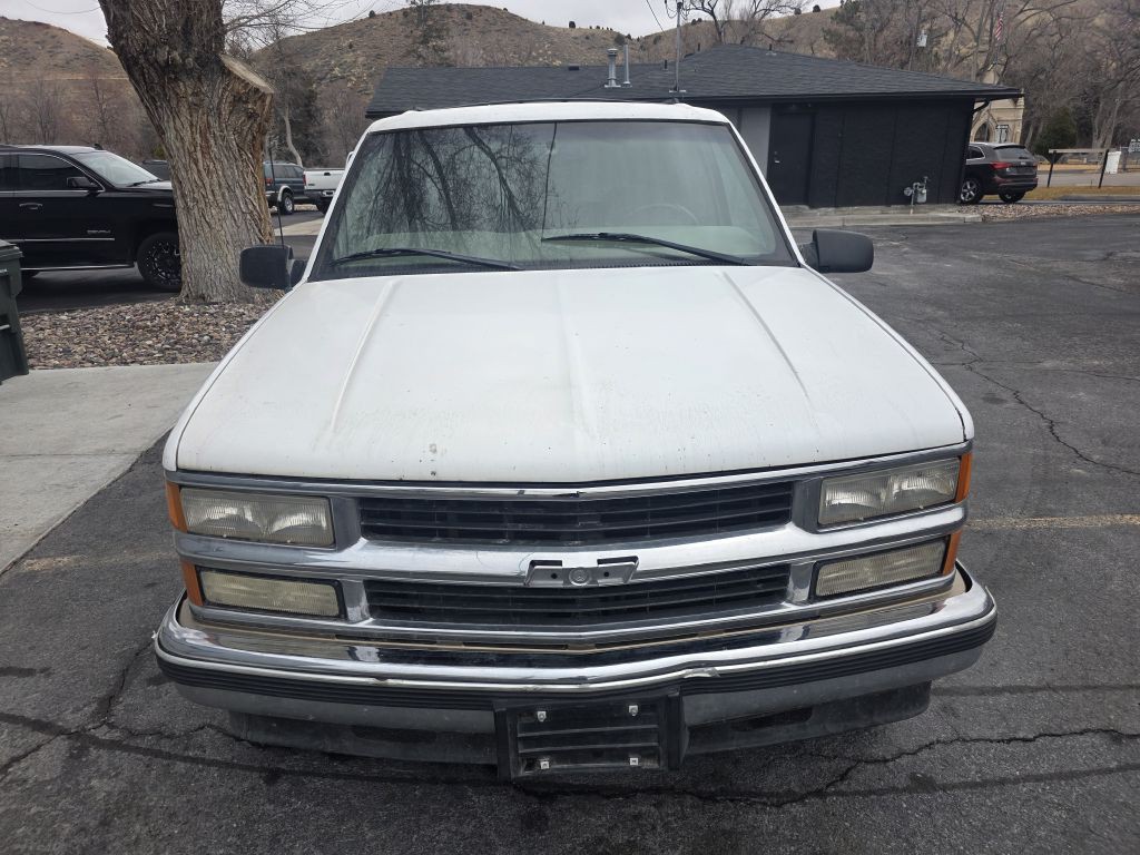 1999 Chevrolet Tahoe Image 2