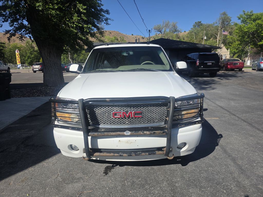 2004 GMC Yukon Image 2