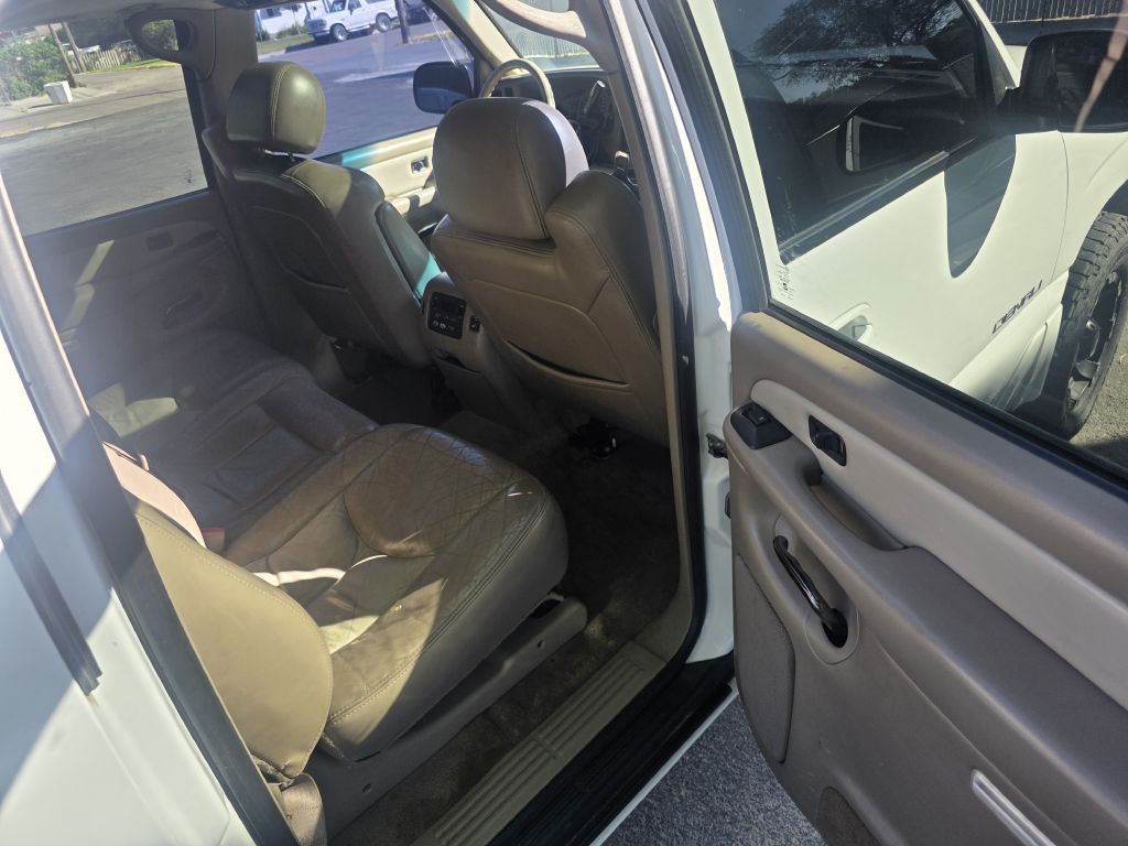 2004 GMC Yukon Image 12