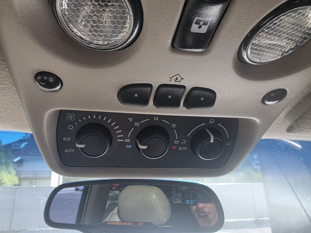 2004 GMC Yukon Image 17