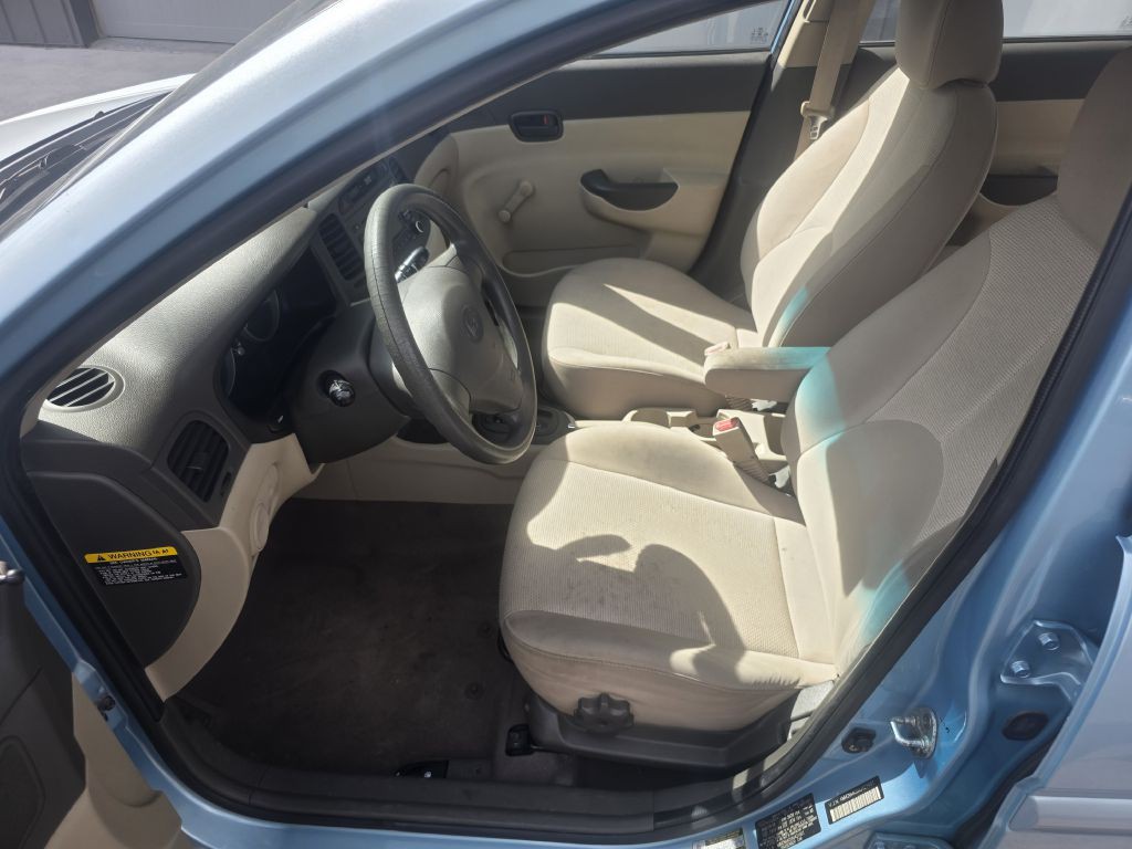 2010 Hyundai Accent Image 5