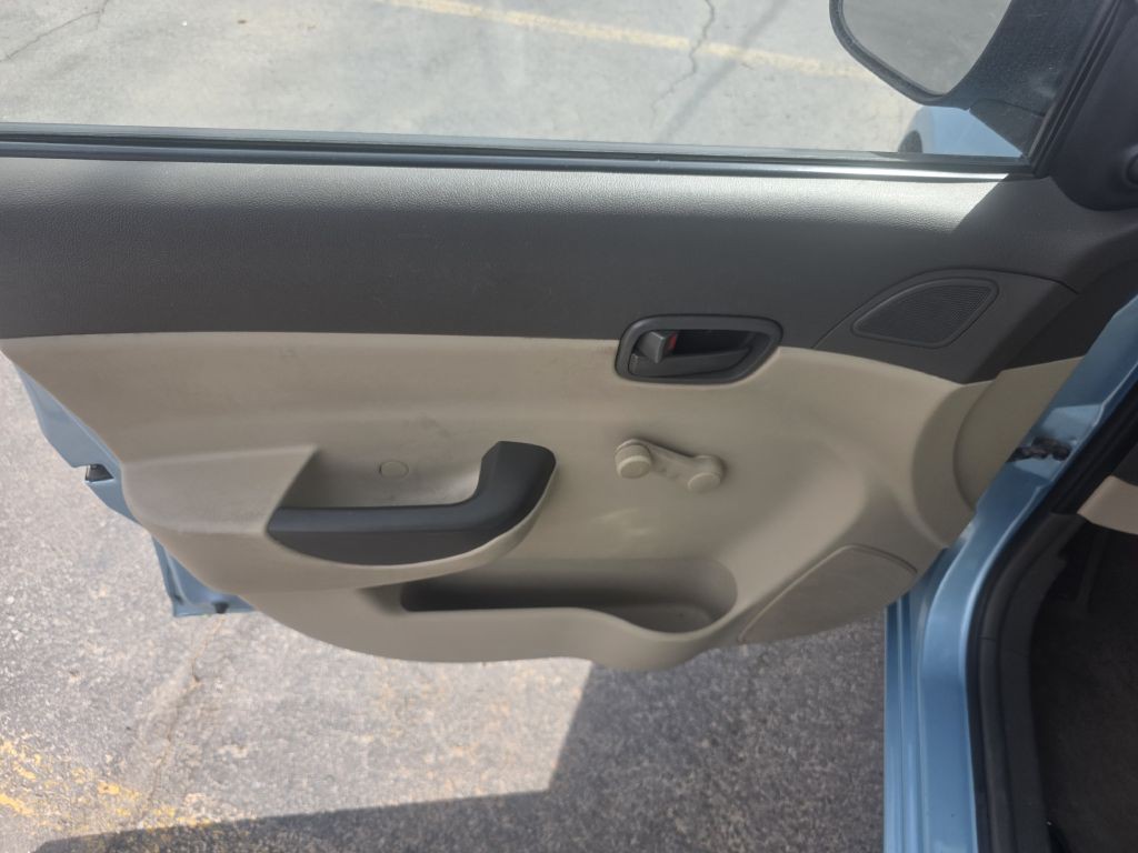2010 Hyundai Accent Image 6