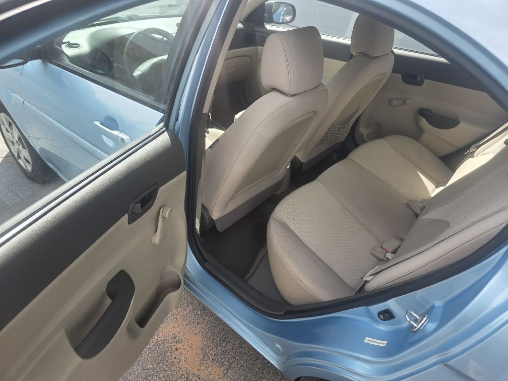 2010 Hyundai Accent Image 7