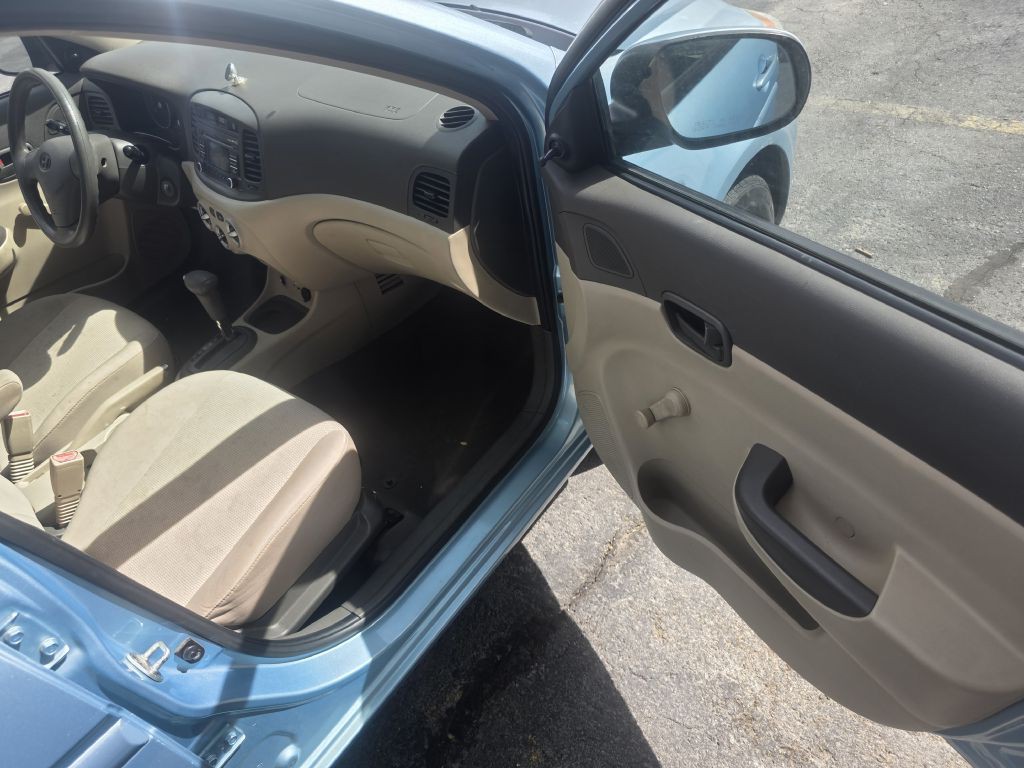 2010 Hyundai Accent Image 8