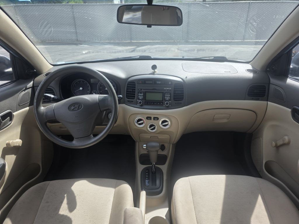 2010 Hyundai Accent Image 10