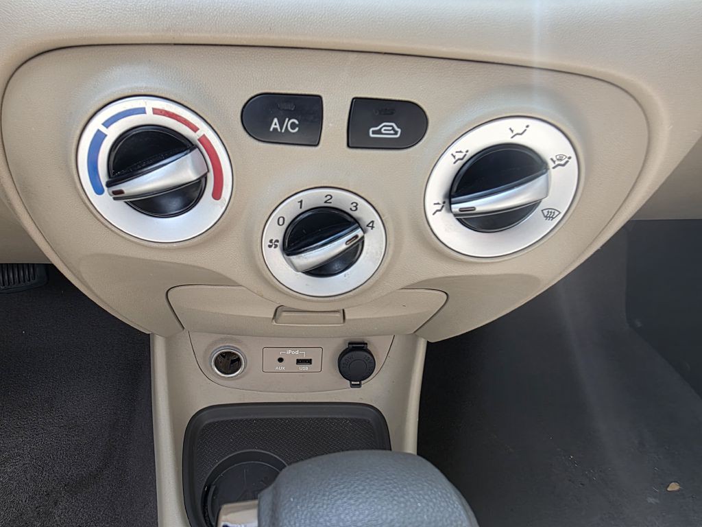 2010 Hyundai Accent Image 13