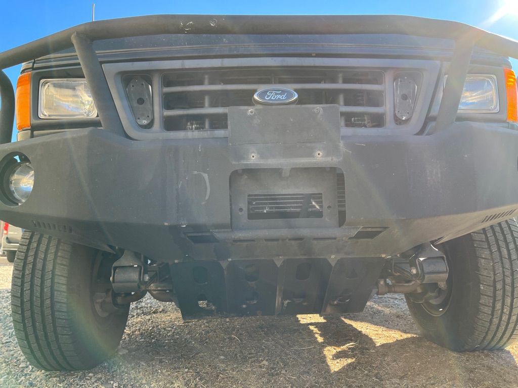 2004 Ford E-Series Image 9