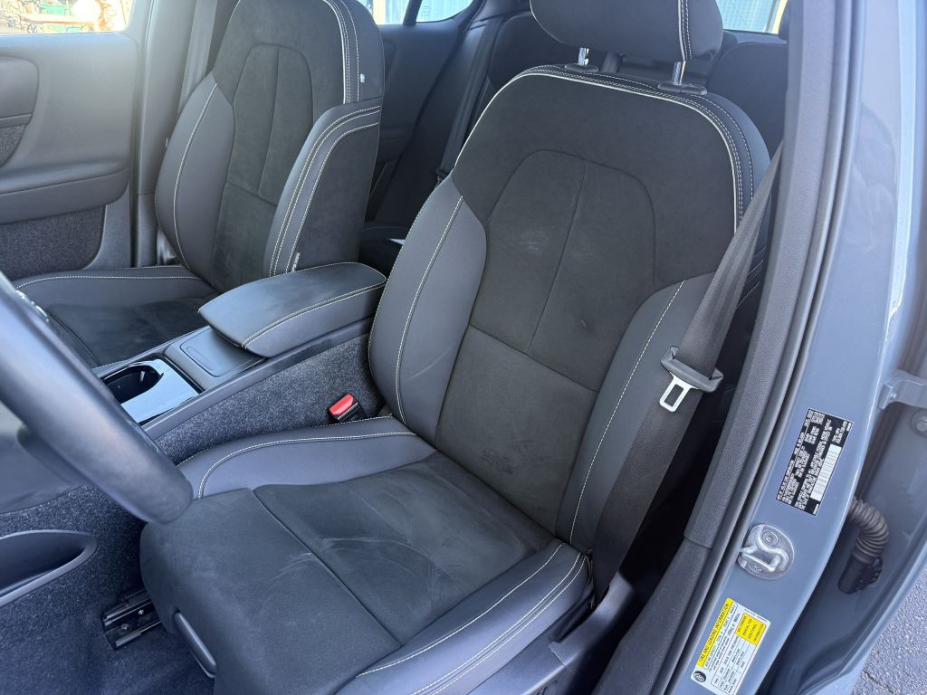 2022 Volvo C40 RECHARGE Image 19