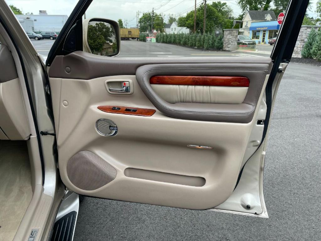 2001 Lexus LX 470 Image 24