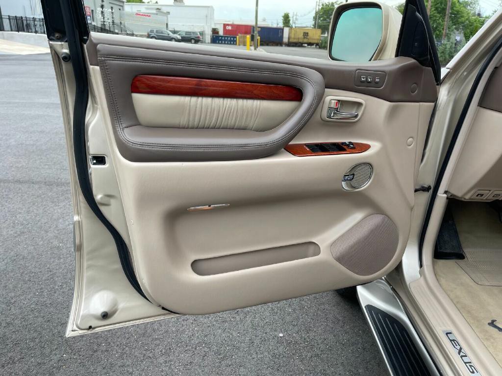 2001 Lexus LX 470 Image 27