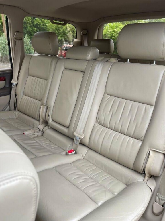 2001 Lexus LX 470 Image 28