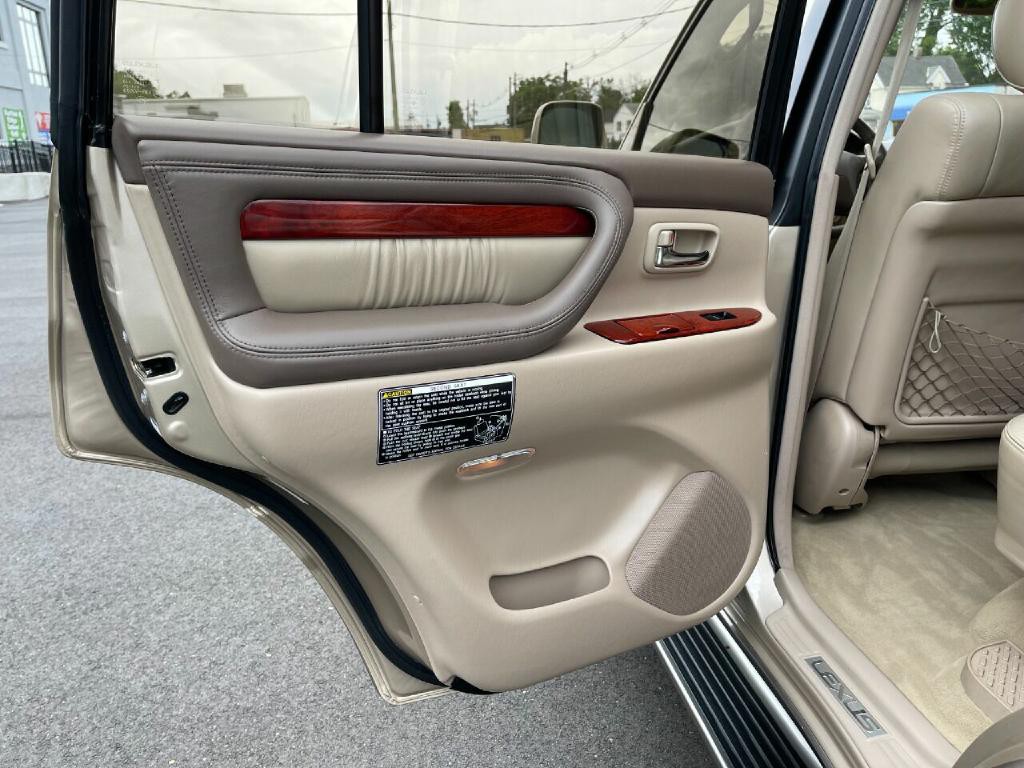 2001 Lexus LX 470 Image 30