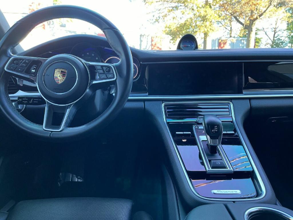 2018 Porsche Panamera Image 36