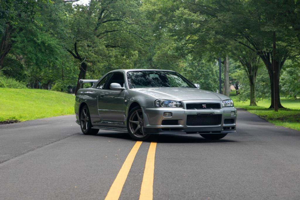 1999 Nissan GT-R Image 1