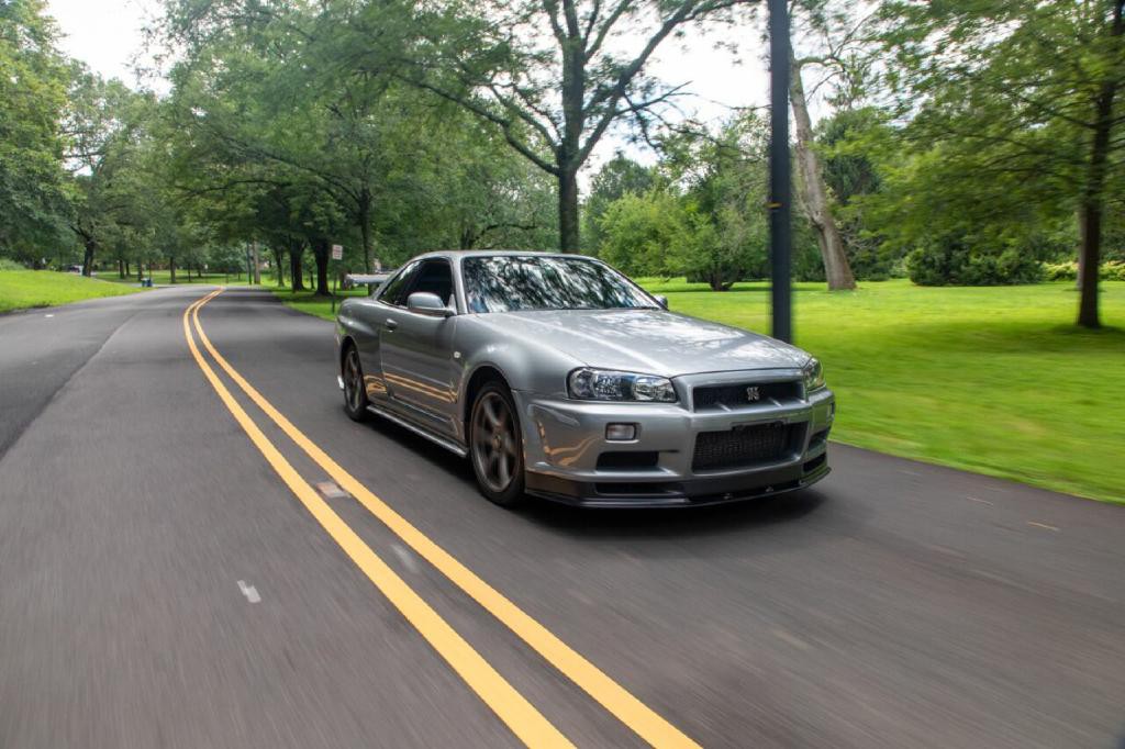 1999 Nissan GT-R Image 2