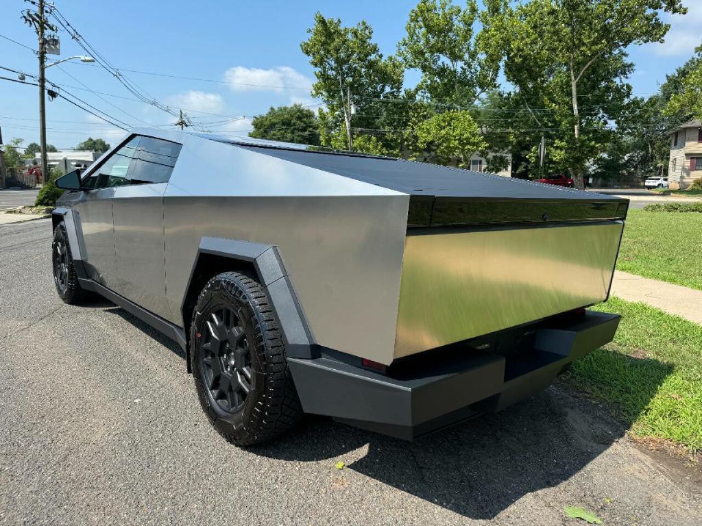2024 Tesla Cybertruck Image 7