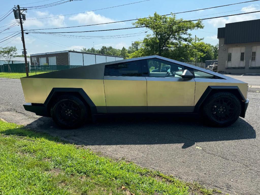 2024 Tesla Cybertruck Image 10