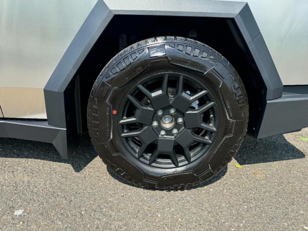 2024 Tesla Cybertruck Image 13