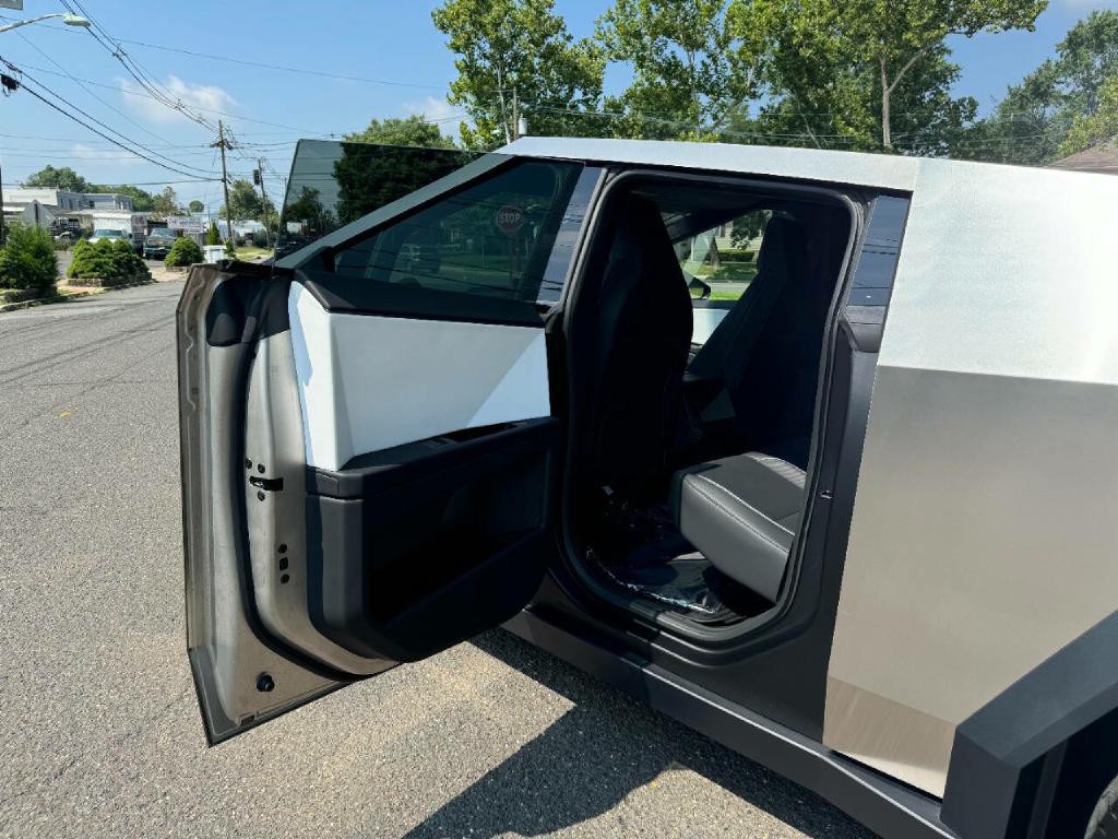2024 Tesla Cybertruck Image 26