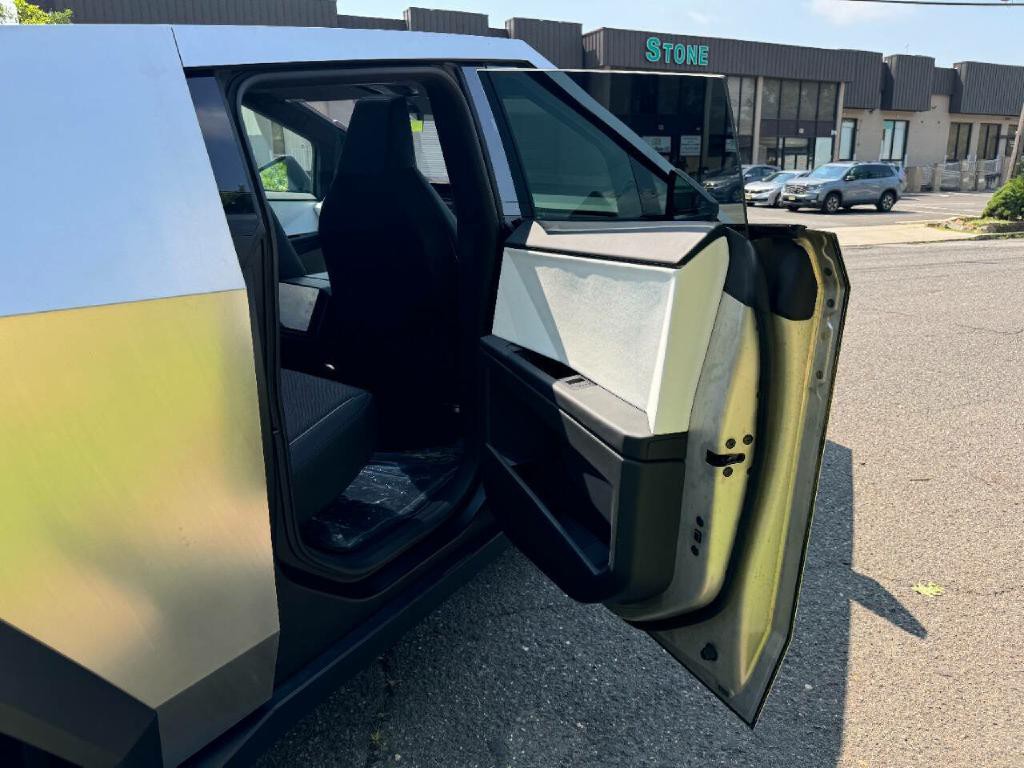 2024 Tesla Cybertruck Image 32