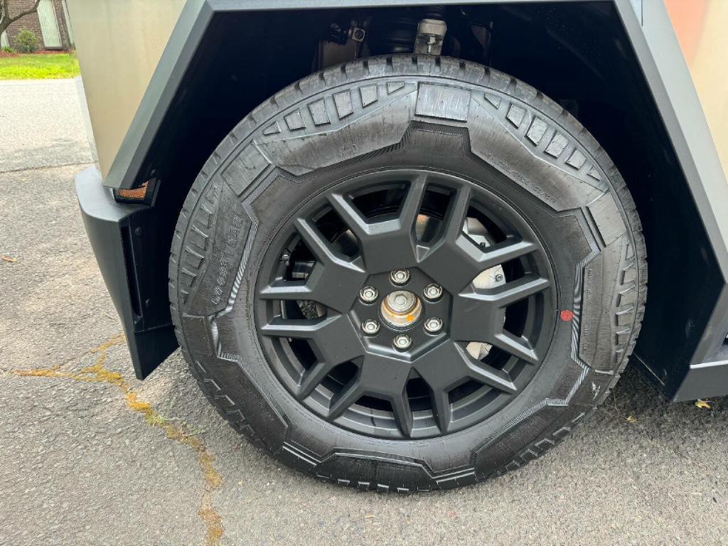2024 Tesla Cybertruck Image 27