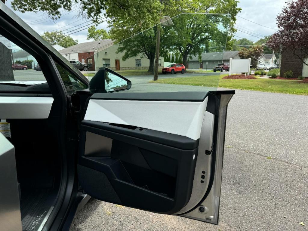 2024 Tesla Cybertruck Image 35