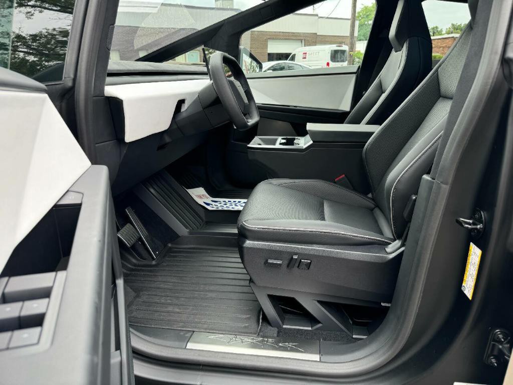 2024 Tesla Cybertruck Image 37