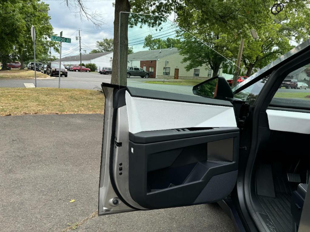 2024 Tesla Cybertruck Image 39
