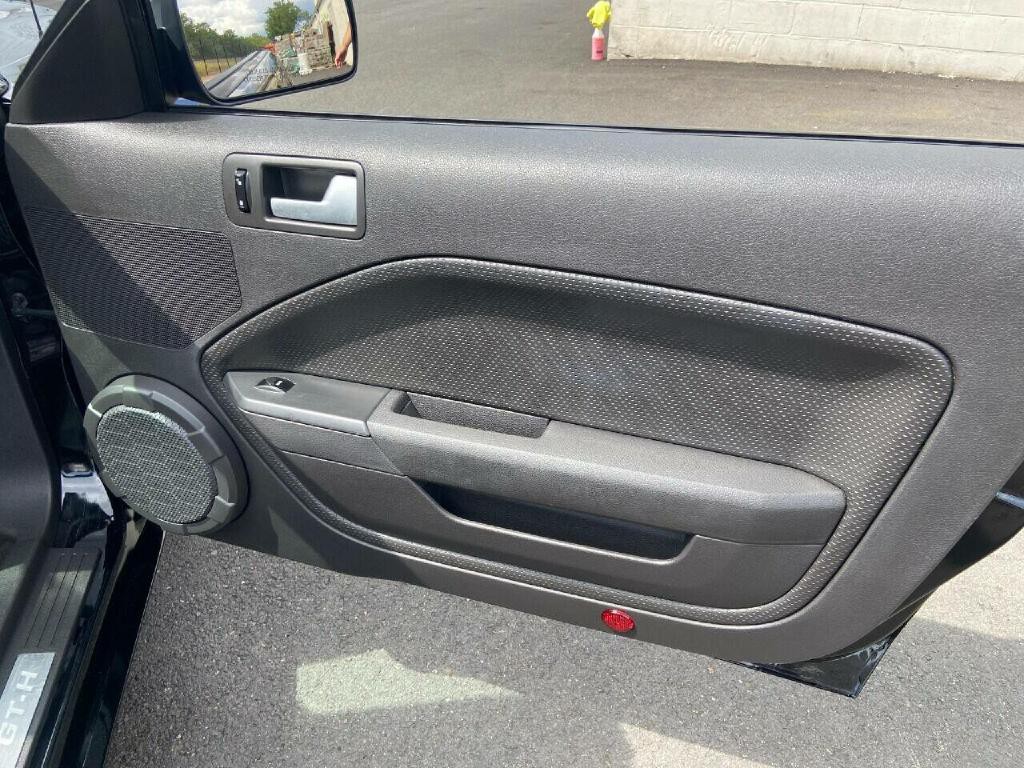 2007 Ford Mustang Image 30