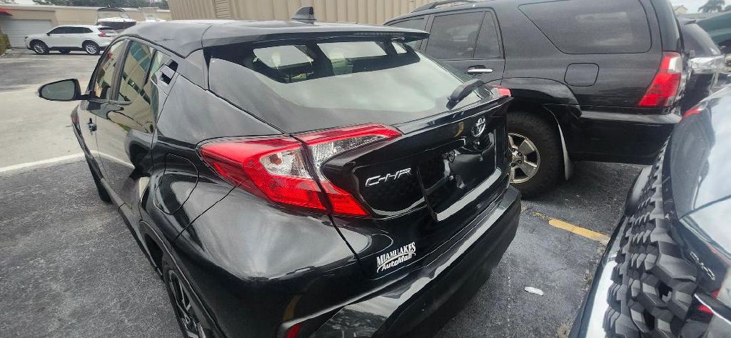 2021 Toyota C-HR Image 2