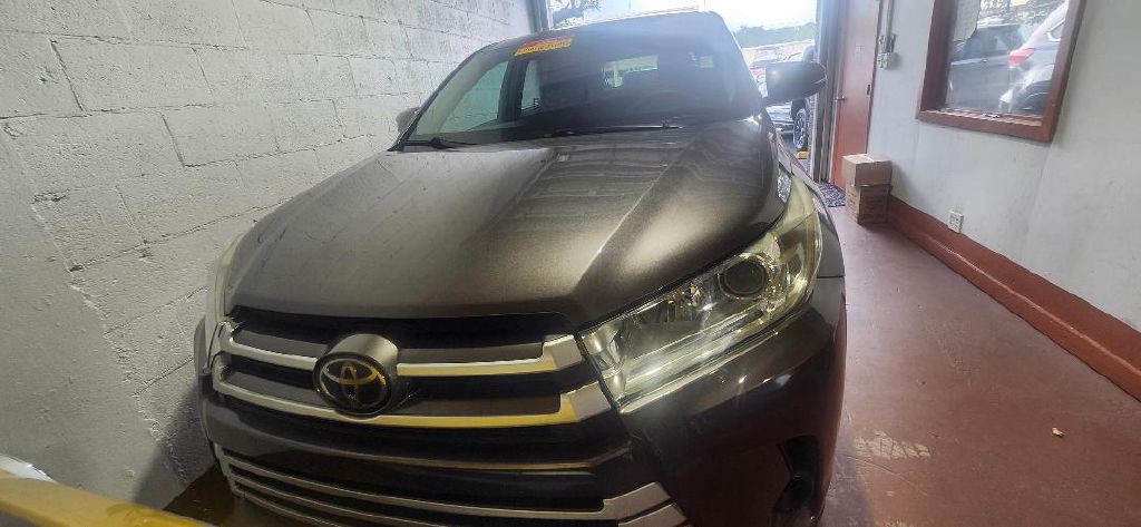 2019 Toyota Highlander Image 1