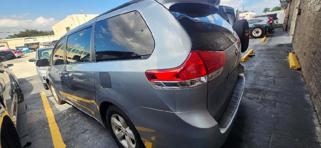 2014 Toyota Sienna Image 5