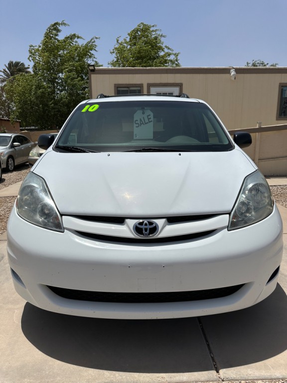 2010 Toyota Sienna Image 2