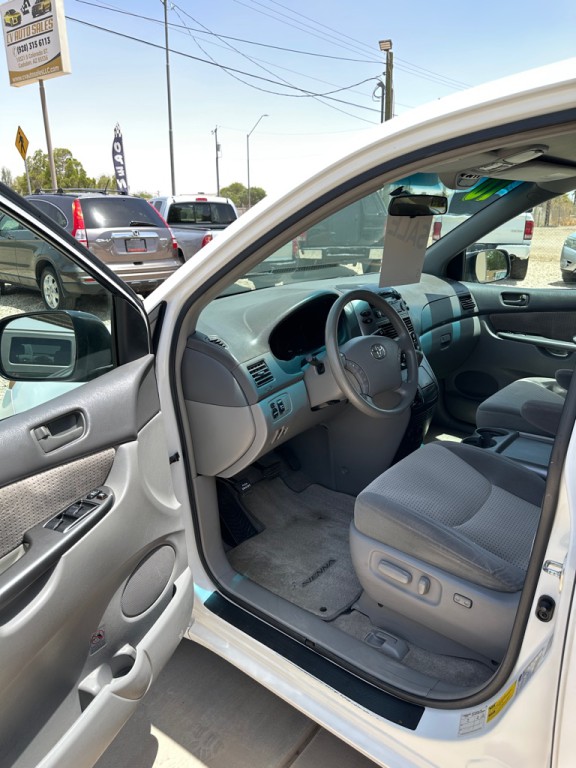 2010 Toyota Sienna Image 7