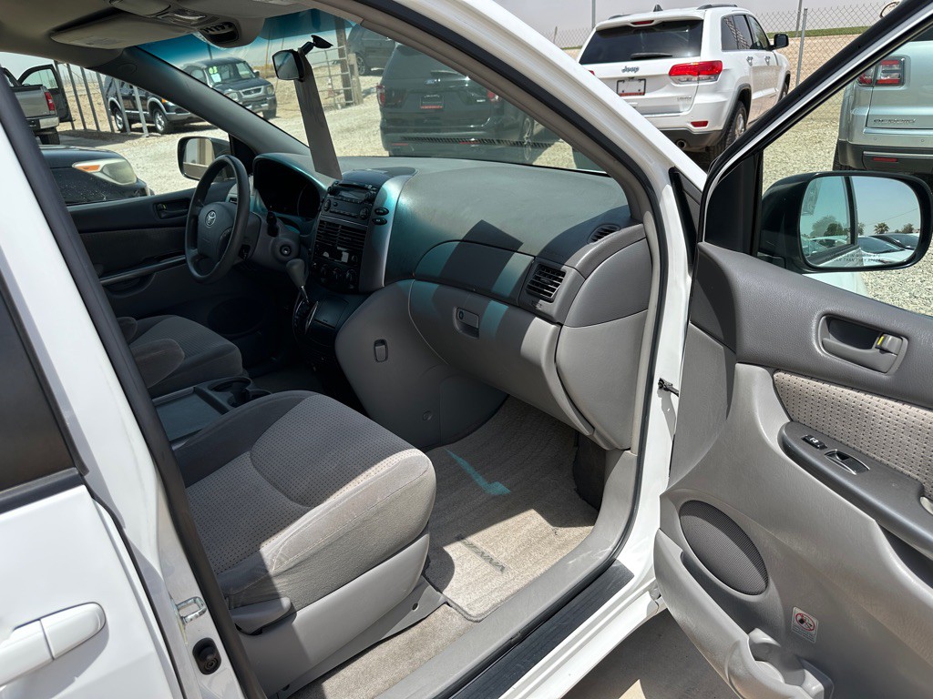 2010 Toyota Sienna Image 11