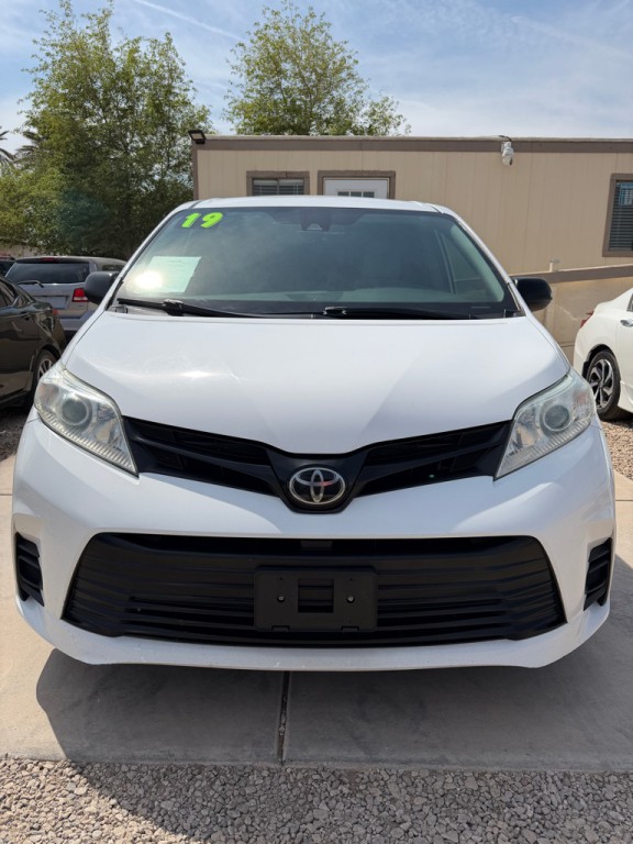 2019 Toyota Sienna Image 2