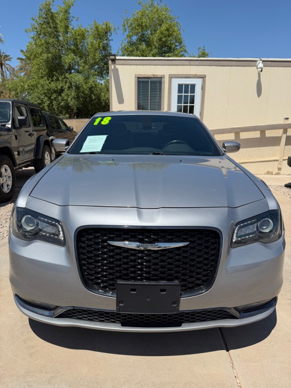 2018 Chrysler 300 Image 2