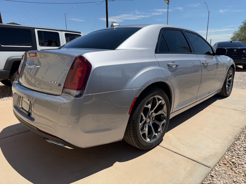 2018 Chrysler 300 Image 4