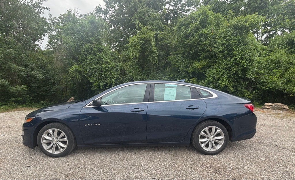2021 Chevrolet Malibu Image 2