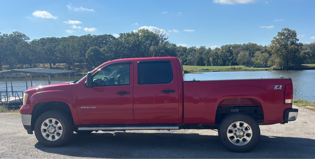 2011 GMC Sierra Image 2