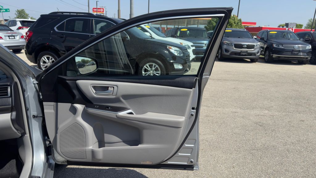 2015 Toyota Camry Image 12