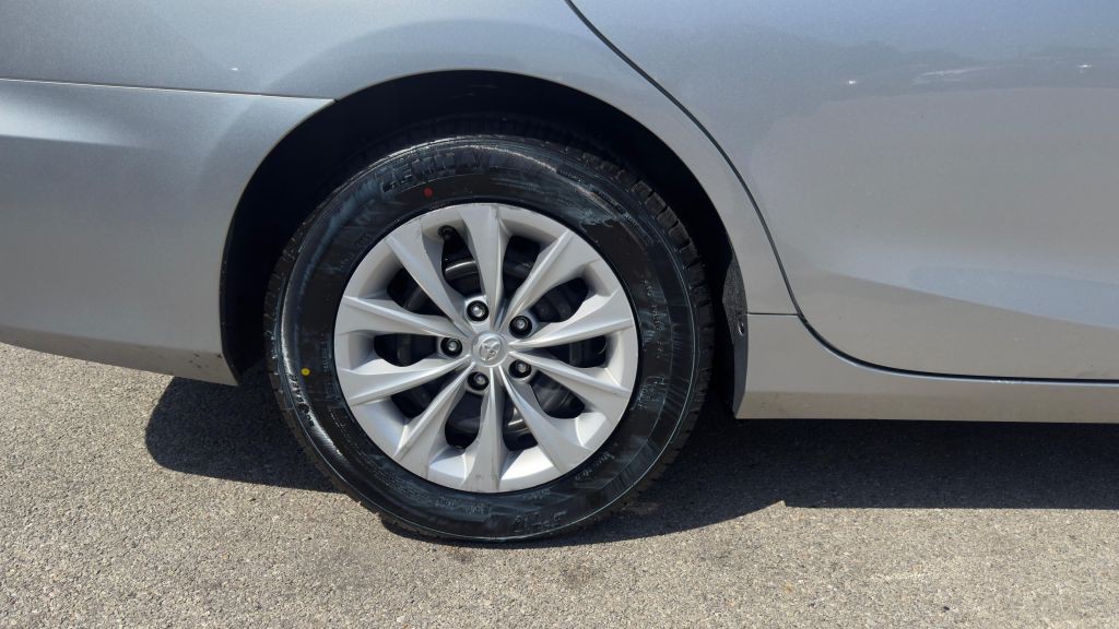 2015 Toyota Camry Image 16
