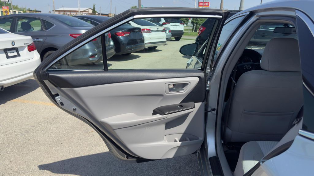 2015 Toyota Camry Image 21